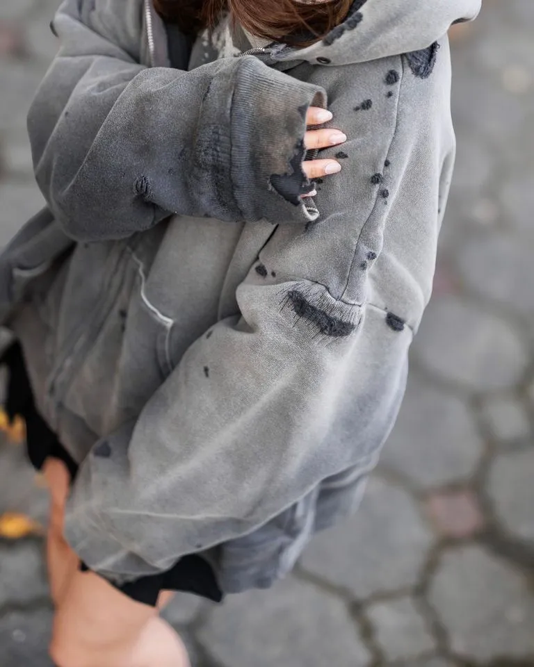 SAINT Mxxxxxx DBL FACE ZIP UP HOODIE/CHARCOAL Double-layer destroyed waffle zipper jacket, washed black S-XL, a style that has been used in the summer. After continuous fine polishing, it has finally been shipped. The finished product is simply a work of art. Super heavy washing to make the weather look old. Multiple water fades. Excessive manual wormhole damage processing. Deconstruction and reorganization embroidery technology. Custom-made zipper with LOGO. The color details of the zipper webbing are also correct. Original grade fruit main label and wash water label. Top purchasing grade. A layer of waffle fabric is added to the inner lining to make the overall texture stronger and increase the comfort and warmth of the wearer.